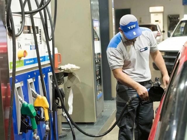 Sorpresivo aumento de la nafta: el litro de premium supera los $1720